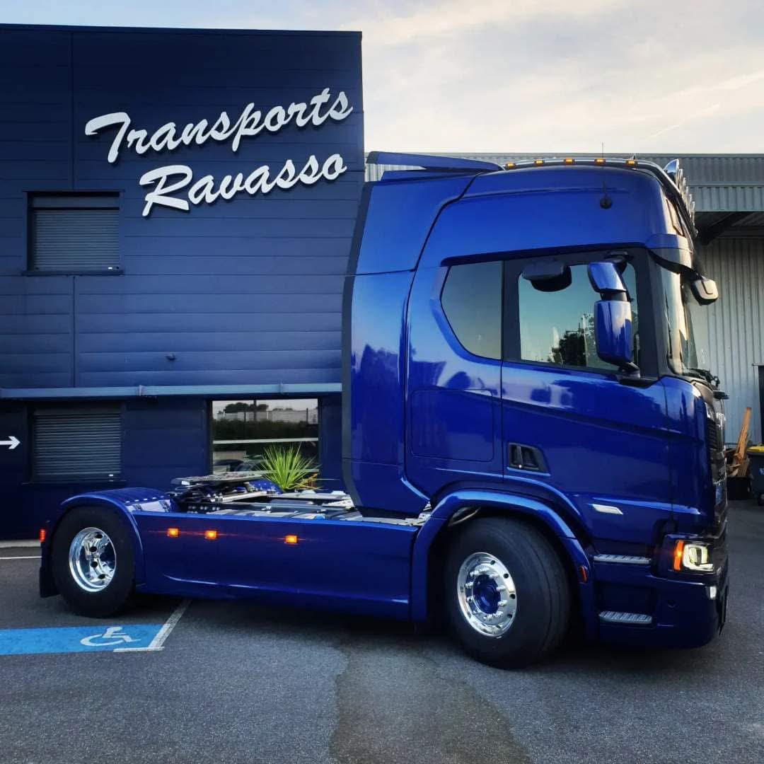 Camion Transports Ravasso & Fils sur la route en Provence
